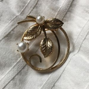 Vintage Gold Leaf Circle Brooch Pin